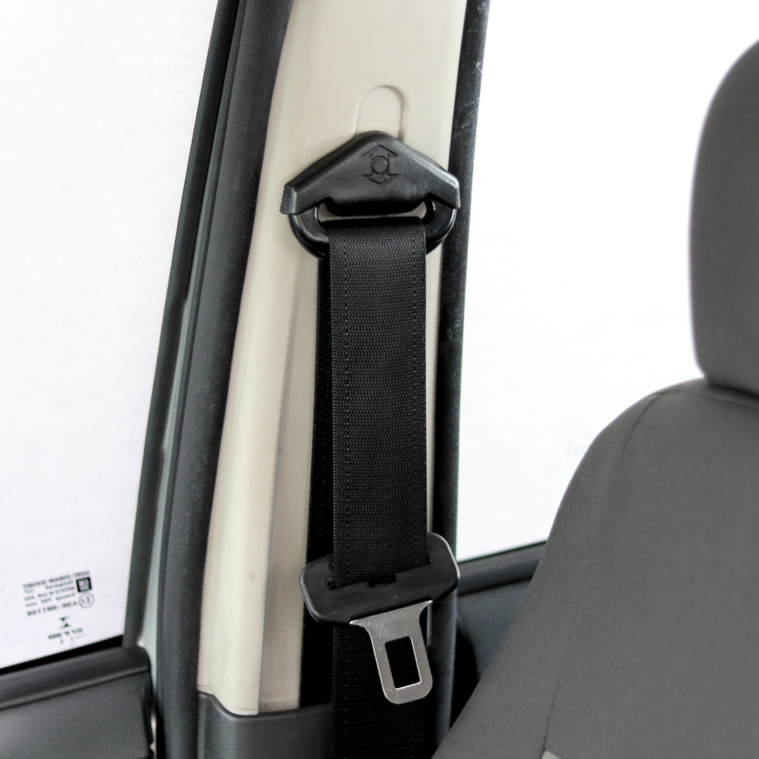 É um componente crucial na atuação conjunta com o airbag, aumentando significativamente a eficácia do sistema de segurança veicular..png